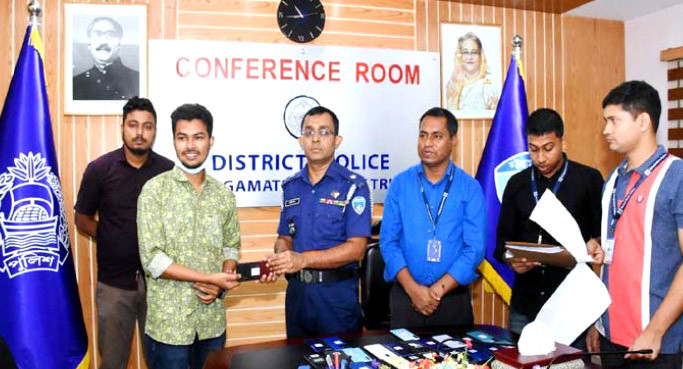 ৩২টি হারানো মোবাইল উদ্ধার করে প্রকৃত মালিকের কাছে হস্তান্তর